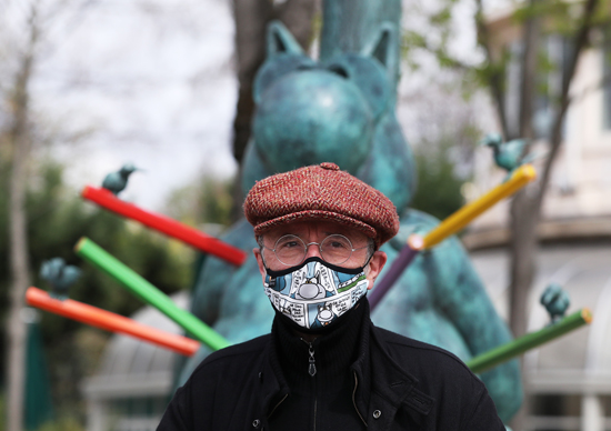 巴黎香街来了一群“猫” 为疫情中的人们带来开心一笑