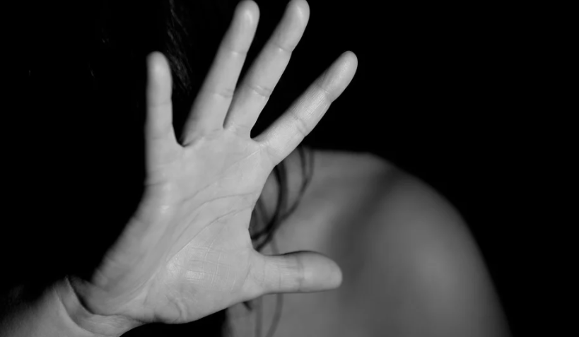 恐怖!32岁华人男子暴虐女友:扇巴掌、抽鞭子、掐烟头、强迫性交!终于判了 ...