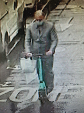 西装男骑滑板车抢劫巴黎香街珠宝店