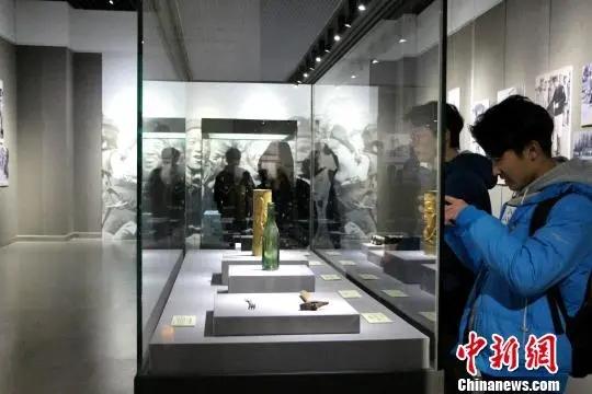 资料图:民众参观“铭记历史珍爱和平——一战华工史料图片展”。赵晓 摄 article_img