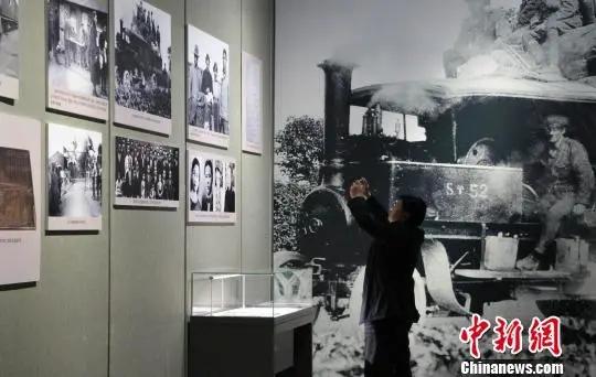 资料图:民众参观“铭记历史珍爱和平——一战华工史料图片展”。赵晓 摄 article_img