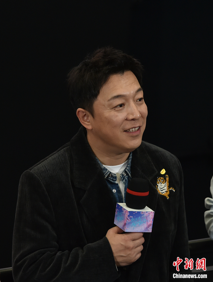 演员黄渤在首映礼现场和观众互动。<a target='_blank' href='/' >中新网</a>记者 李骏 摄 article_img