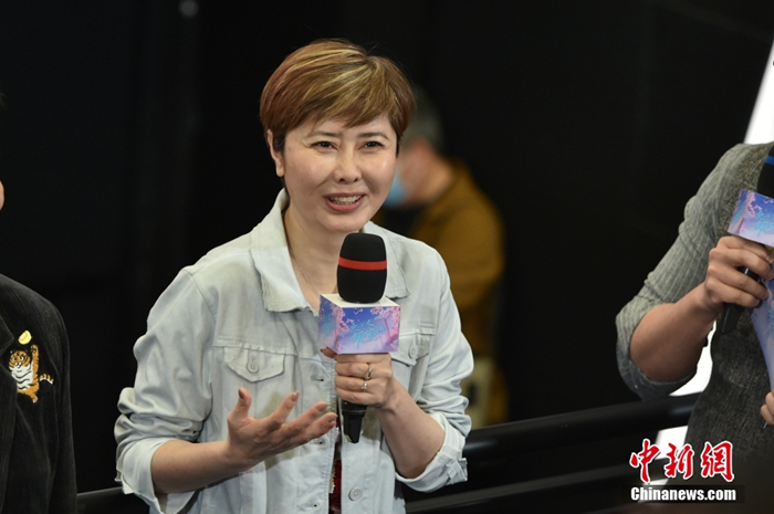 导演薛晓路携多名主创人员和观众互动。<a target='_blank' href='/' >中新网</a>记者 李骏 摄 article_img
