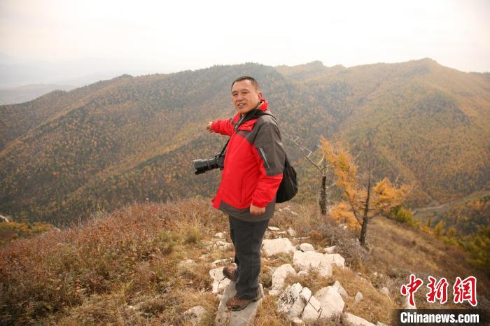 杨峻峰考察宁武管涔山深处战国赵长城。杨峻峰提供 杨峻峰考察宁武管涔山深处战国赵长城。杨峻峰提供