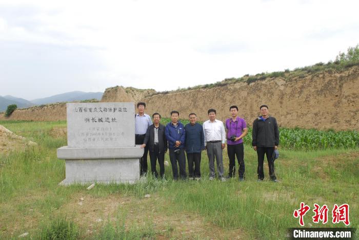 杨峻峰带领忻州长城专家考察神池项家沟长城。杨峻峰提供 杨峻峰带领忻州长城专家考察神池项家沟长城。杨峻峰提供