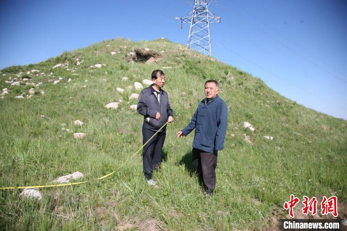 丈量古墩台大小。杨峻峰提供 丈量古墩台大小。杨峻峰提供