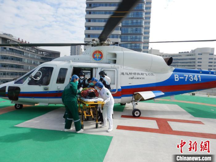 南海第一救助飞行队直升机运送伤员 南海救助局 供图 article_img