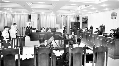 图为2021年8月31日,徐力群受贿、非法持有枪支案一审庭审现场。 article_img