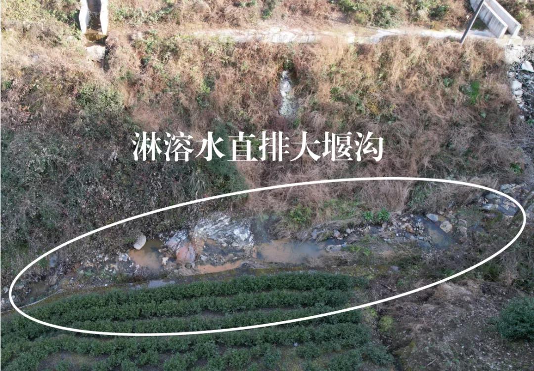 图3 2021年12月18日,督察组使用无人机拍摄,汉滨区废弃矿渣堆场淋溶水未经收集处理,直接排入大堰沟。 图片来自生态环境部官方微信公众号 article_img