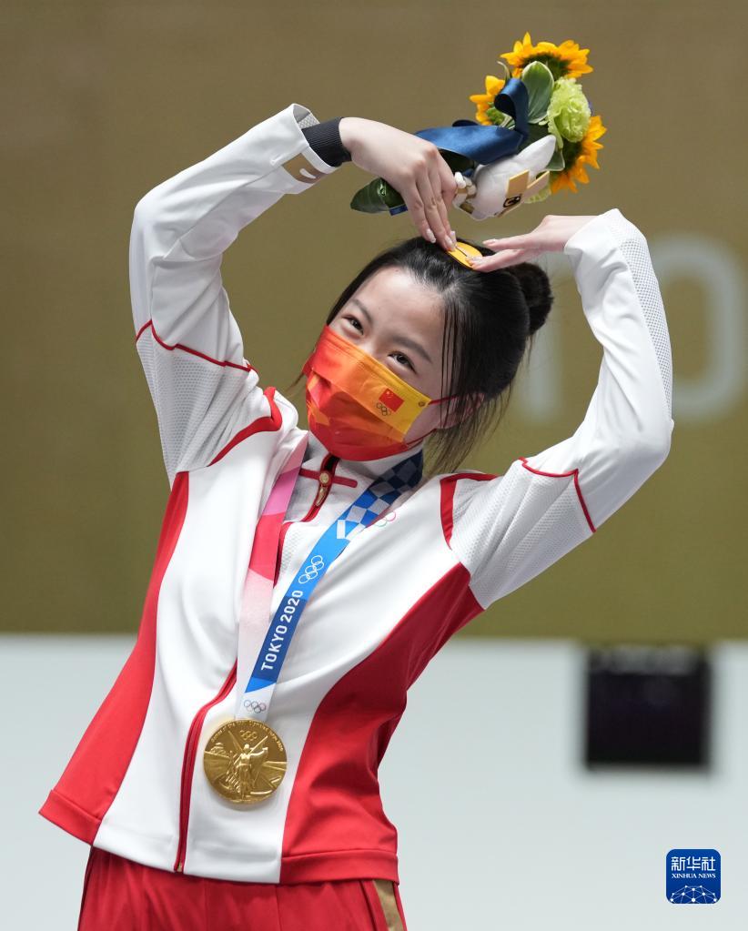 7月24日,杨倩在东京奥运会射击女子10米气步枪颁奖仪式上“比心”。新华社记者 鞠焕宗 摄 article_img