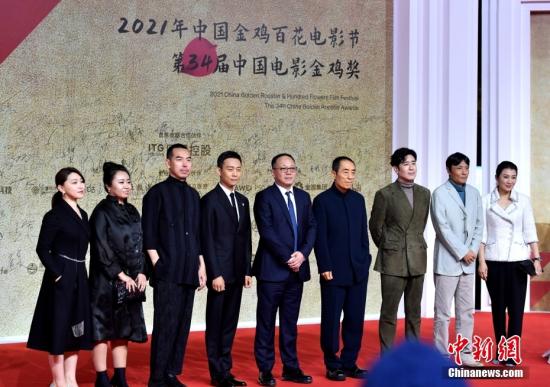 图为电影《悬崖之上》剧组亮相红毯仪式。 <a target='_blank' href='/'>中新社</a>记者 吕明 摄4 article_img