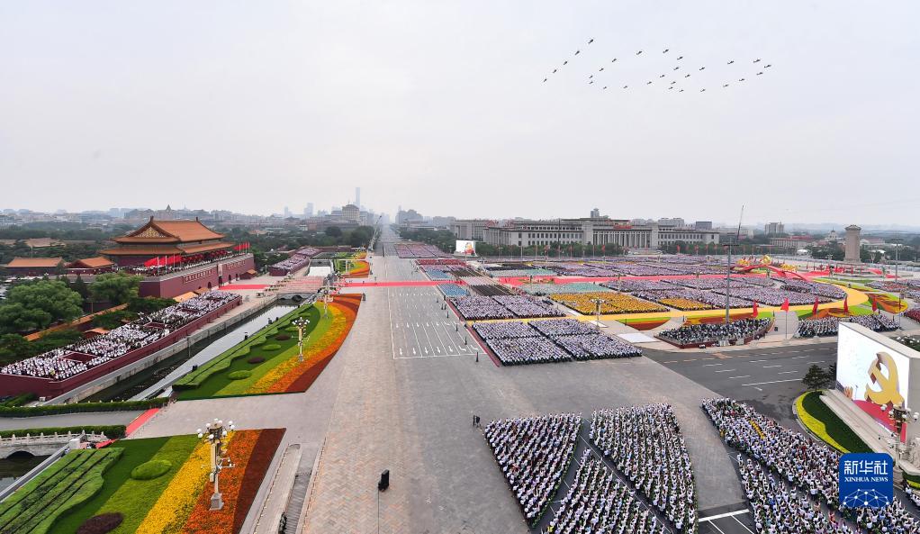 2021年7月1日上午,庆祝中国共产党成立100周年大会在北京天安门广场隆重举行。这是飞行庆祝表演。新华社记者 李贺 摄 article_img
