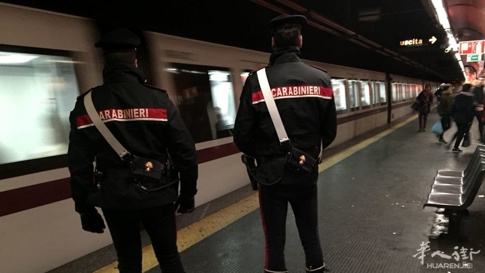Carabinieri metro A 2-2-4.jpg Carabinieri metro A 2-2-4.jpg