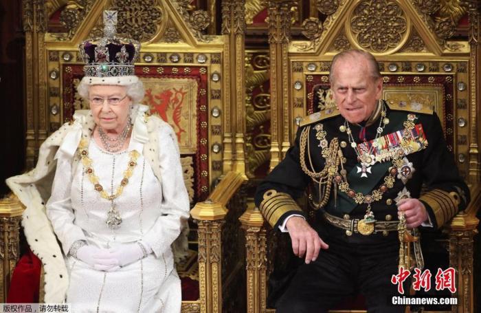 4月9日消息，据美联社、法新社等多家外媒报道，英国白金汉宫发布消息称，英国女王伊丽莎白二世的丈夫菲利普亲王去世，享年99岁。白金汉宫降半旗致哀。资料图为英国女王伊丽莎白二世和菲利普亲王。