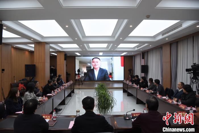 加拿大中国(友好)和平统一促进会会长王典奇通过视频连线作交流发言 范宇斌 摄