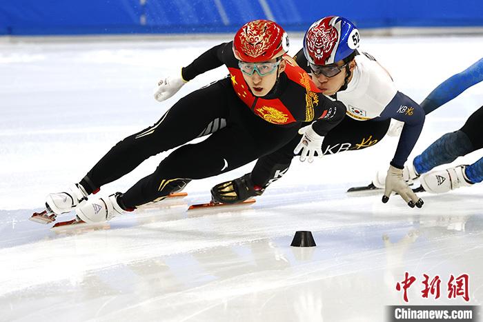 武大靖(左一)在短道速滑世界杯北京站男子500米比赛中。<a target='_blank' href='/'>中新社</a>记者 富田 摄