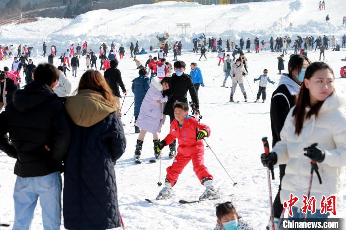 民众在滑雪场体验滑雪乐趣。梁犇 摄