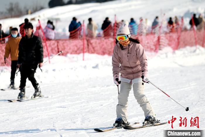 民众在滑雪场体验滑雪乐趣。梁犇 摄