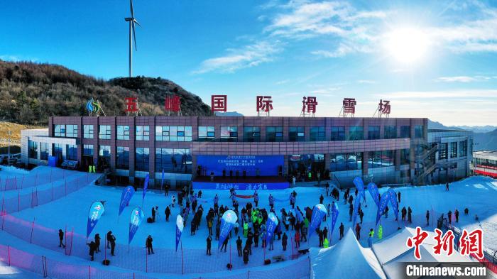 湖北省第十六届运动会社会俱乐部类滑雪比赛开赛 周星亮 摄