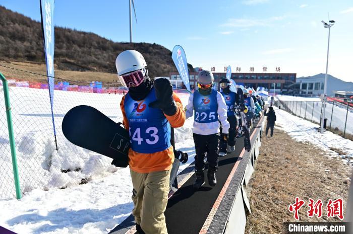 湖北省13个市州18支代表队的137名运动员参赛 刘康 摄