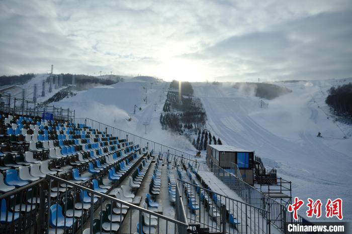 张家口赛区云顶滑雪公园观众席和部分赛道。翟羽佳 摄
