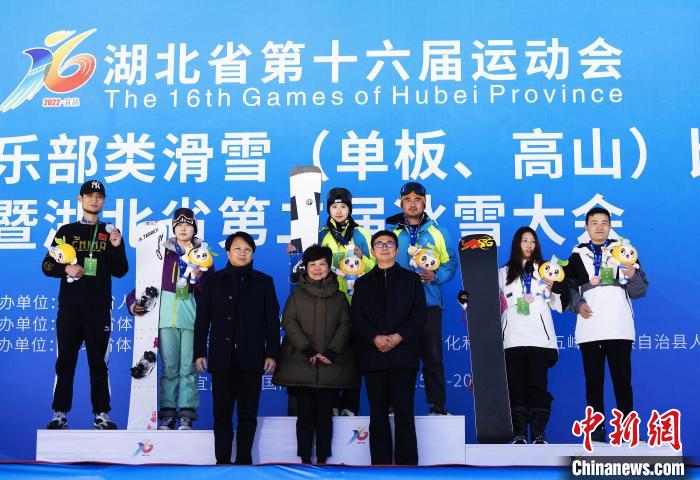 单板滑雪女子组前三名与教练及颁奖嘉宾合影 刘康 摄