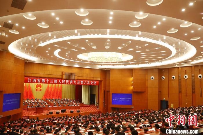 18日下午，江西省高级人民法院院长葛晓燕在江西省十三届人大六次会议上作江西省高级人民法院工作报告。刘占昆 摄