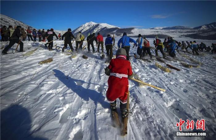 新疆阿勒泰地区喀纳斯景区举行的冰雪风情旅游节上，民众参加古老毛皮滑雪比赛。因发现距今约1.2万年前人类滑雪姿态图案岩画，阿勒泰被称为“人类滑雪起源地”，当地人使用的毛皮滑雪板被认为是最古老的滑雪板之一。<a target='_blank' href='/'>中新社</a>记者 刘新 摄