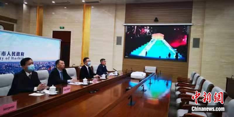 库库尔坎金字塔冰雕建筑在哈尔滨冰雪大世界落成。 哈尔滨市外事办提供 article_img