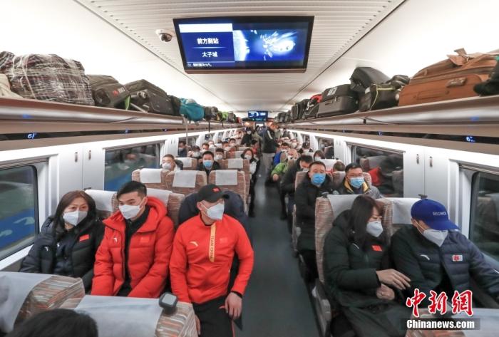 图为1月21日，乘客乘坐开往太子城的G8825次列车。 <a target='_blank' href='/'>中新社</a>记者 贾天勇 摄