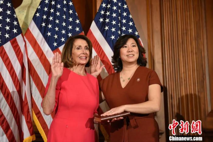 2019年1月3日,美国116届国会开幕。图为华裔众议员孟昭文(Grace Meng)在新当选议长南希·佩洛西见证下,宣誓就职。<a target='_blank' href='http://www.chinanews.com/'>中新社</a>记者 陈孟统 摄 article_img