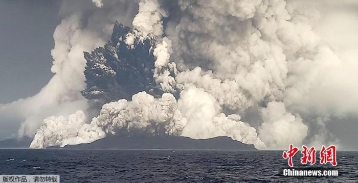 近日,从海上拍摄到的汤加火山爆发的更多震撼画面公布。这组由拉丁美洲通讯社(Latin America News Agency)公布的照片中显示,火山喷出大量烟雾和火山灰不断向海岛上方和外侧蔓延。这次爆发还引发了海啸,对太平洋沿岸多个国家地区都产生了影响。从最新发布的卫星照片也可以看出,汤加目前几乎都被火山灰覆盖,原本蓝绿色地面变成了黑灰色。 article_img