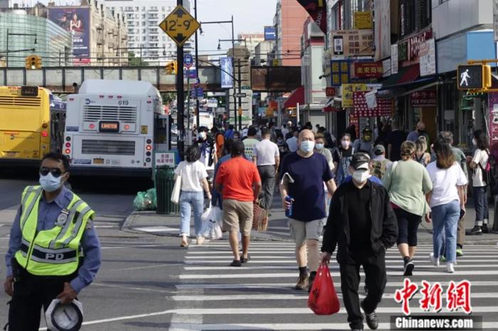 美国纽约法拉盛华人社区街头的行人。<a target='_blank' href='http://www.chinanews.com/'>中新社</a>记者 廖攀 摄 article_img