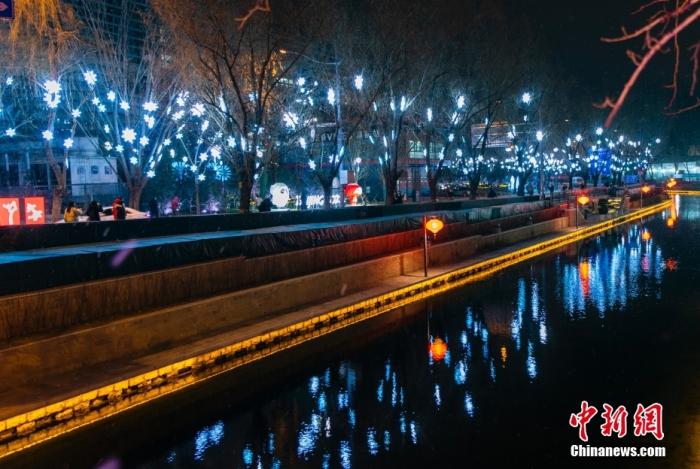 1月20日晚间，位于北京市海淀区五塔寺路的“冰雪廊道”景观亮灯。<a target='_blank' href='/'>中新社</a>记者 侯宇 摄