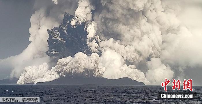 汤加海底火山喷发画面。