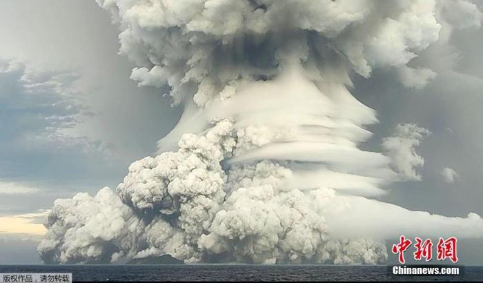 汤加火山喷发时的震撼画面。