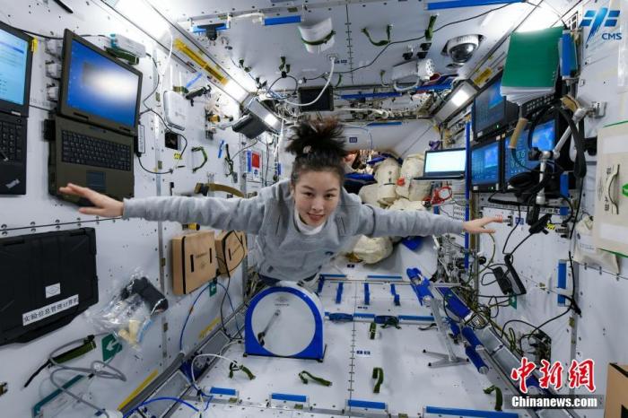 资料图：翟志刚与叶光富作为太空摄影师为王亚平拍摄了高清美图，带大家看看空间站生活的小确幸。图片来源：中国载人航天工程办公室