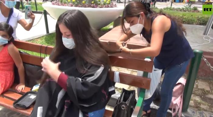 秘鲁民众剪发，捐出供制作吸油围栏。(图片来源：今日俄罗斯援引RUPTLY)