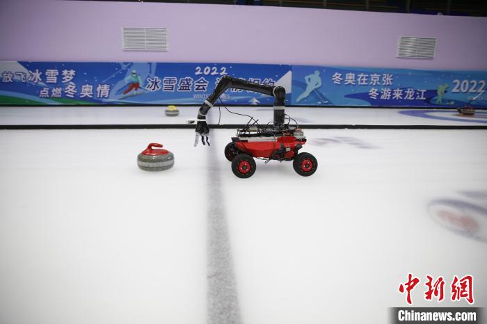 智能冰壶机器人投掷冰壶。姜辉 摄