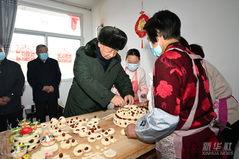 2022年1月26日下午，习近平在临汾市霍州市师庄乡冯南垣村，同师红兵一家做年馍。