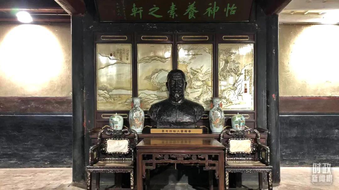 △日昇昌票号博物馆内展示的雷履泰塑像。(总台央视记者许永松拍摄)