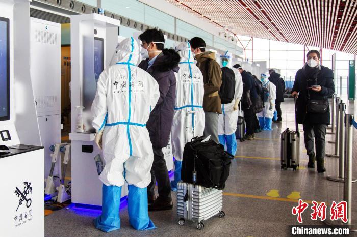 图为北京海关在首都机场旅客入境通关现场安装使用智慧旅检自助申报验核一体机。方星 摄