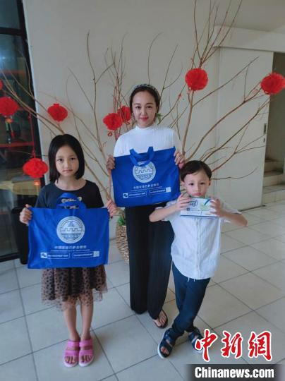 巴厘岛中国公民收到“春节包”后表达喜悦心情。中国驻登巴萨总领馆 供图
