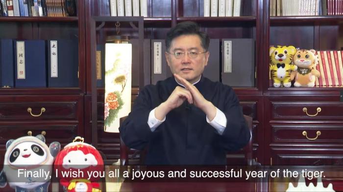 图为中国驻美大使秦刚发表致辞。图片来源:中国驻美国大使馆网站 article_img