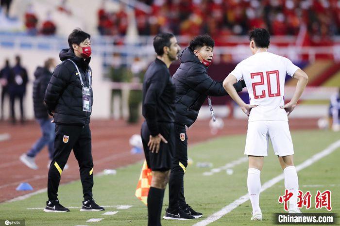 主教练李霄鹏、助理教练郑智在场边指导 图片来源:IC photo article_img