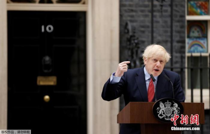 资料图:英国首相约翰逊在3月27日进行新冠病毒检测,结果呈阳性。于4月6日晚因病情恶化转入重症监护室治疗。当地时间4月12日,英国首相约翰逊出院休养。图为英国首相鲍里斯约翰逊在伦敦唐宁街10号发表演讲。 article_img