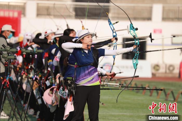选手搭弓射箭。赛事组委会供图 article_img