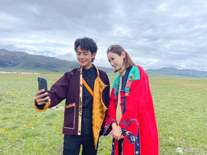 丁真(左)与陈贝儿(右)。图片来源:陈贝儿微博 article_img