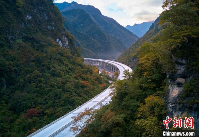 高速公路。胡宇 摄 article_img