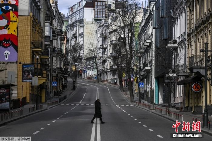 当地时间2月27日,乌克兰首都基辅街头,马路空空荡荡,难寻行人身影。 article_img